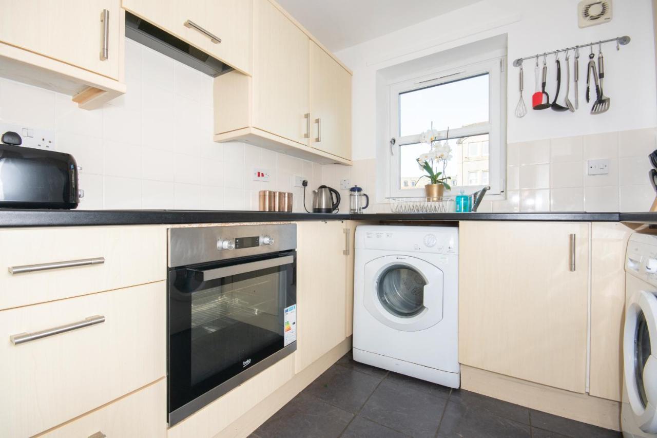 Dwellcome Home: Gated 2-Bedroom Apartment with Free Parking & Fast WiFi Aberdeen Exterior photo