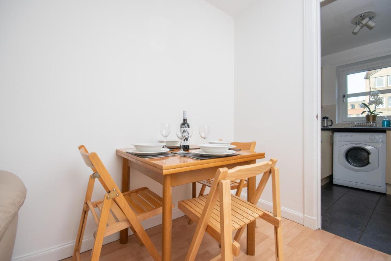 Dwellcome Home: Gated 2-Bedroom Apartment with Free Parking & Fast WiFi Aberdeen Exterior photo