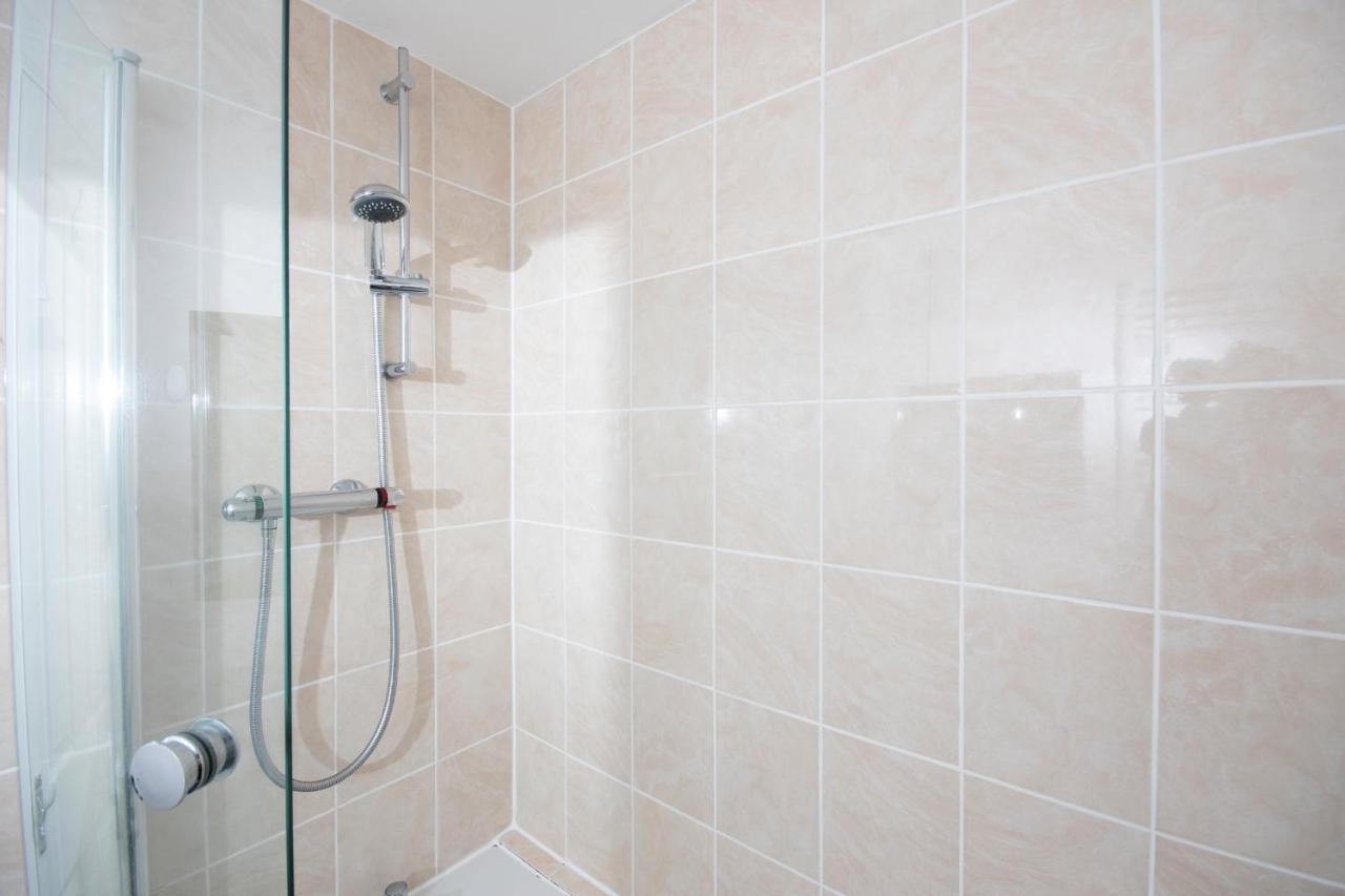 Dwellcome Home: Gated 2-Bedroom Apartment with Free Parking & Fast WiFi Aberdeen Exterior photo