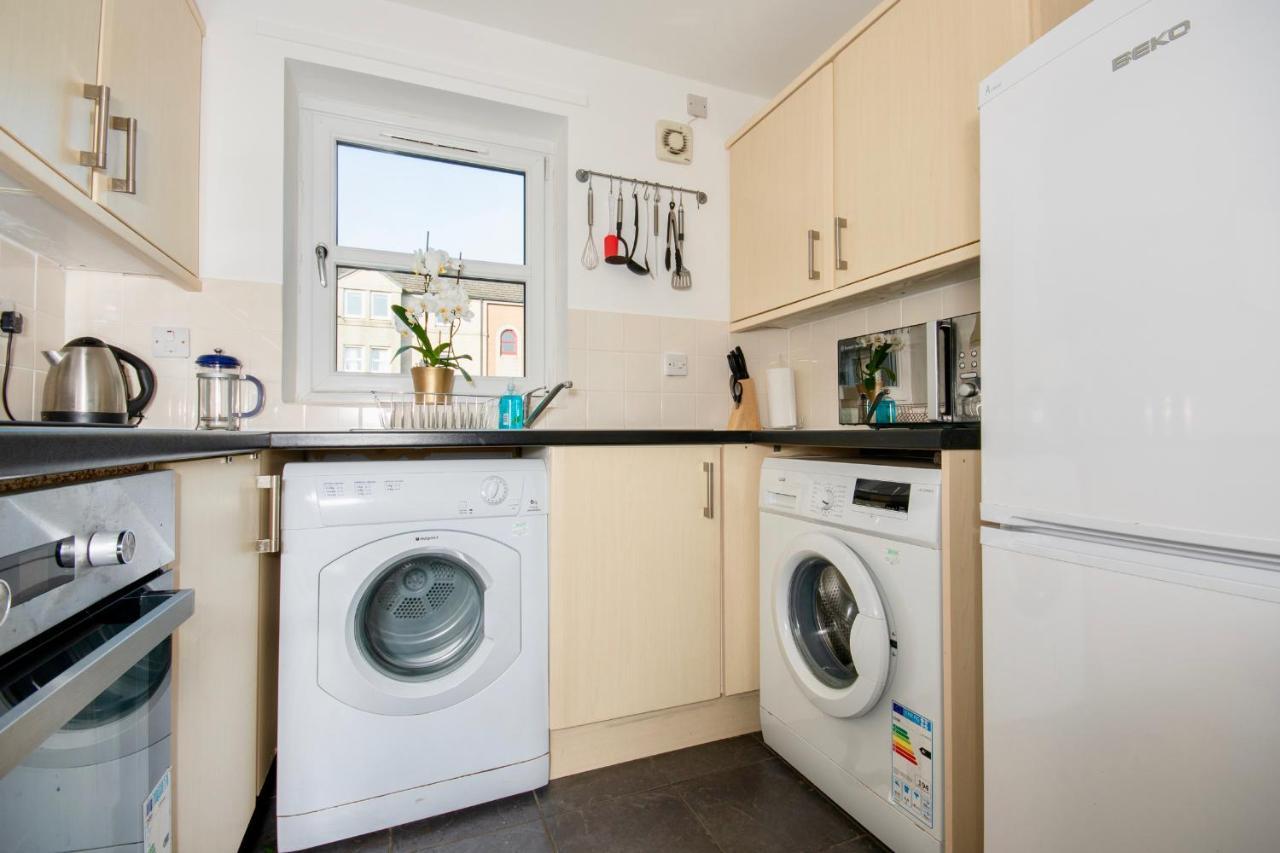 Dwellcome Home: Gated 2-Bedroom Apartment with Free Parking & Fast WiFi Aberdeen Exterior photo
